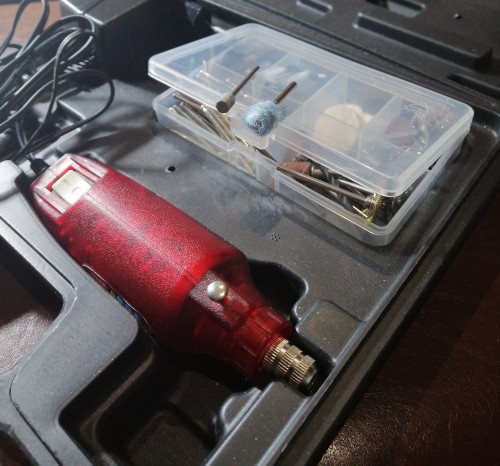 IMG_20221221_154859_edit_15218876784655.jpg (2.83 MiB) Visto 1034 volte Ho iniziato il lavoro fresando con una delle frese metalliche fini i lati dei rebbi, poi ho uniformato la superficie di scrittura con la fresa in pietra, passandoci sopra il pennino con la penna inchiostrata (come si fa con la micromesh, per intenderci) e infine ho levigato il pennino da varie angolazioni con la ruota lucidante e la pasta abrasiva. Dopo svariate prove di scrittura e correzioni con la pietra e la ruota lucidante, sono arrivato al risultato tanto atteso.