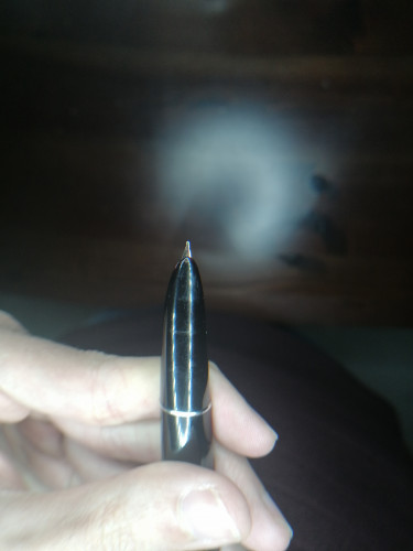 IMG_20221221_155557.jpg (2.38 MiB) Visto 1035 volte Qui potete vedere una notevole asimmetria della forma del pennino, purtroppo ho applicato troppa pressione sulla fresa e ho asportato troppo metallo, compreso parte di quello del rebbio. Fortunatamente appena mi sono accorto dell'errore mi sono fermato, questo mi ha salvato, perché sennò avrei rovinato irrimediabilmente il pennino!