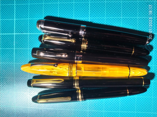 IMG_20230130_181719.jpg (4.88 MiB) Visto 4385 volte A confronto con (da sinistra): Montblanc 146, Pilot Justus 95, Montegrappa Elmo 2, Aurora 88 Big e Aurora Talentum.