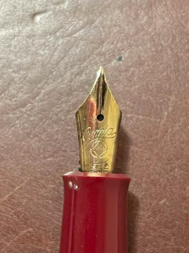 un pennino a rombo, come il logo
