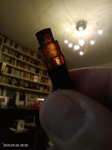 per essere una penna supereconomica ha qualche particolarità elegante, come la finestrella trasparente per verificare il livello di inchiostro, non banalissimo per una penna a levetta.