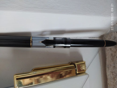 IMG_20230722_092135.jpg (3.69 MiB) Visto 1425 volte MB 146 inserita nel calamaio Visconti. Si può notare l'o-ring a battuta sulla volata della sezione scrivente che separa direttamente l'inchiostro (in questo caso acqua usata per prova e di cui si vede il livello)