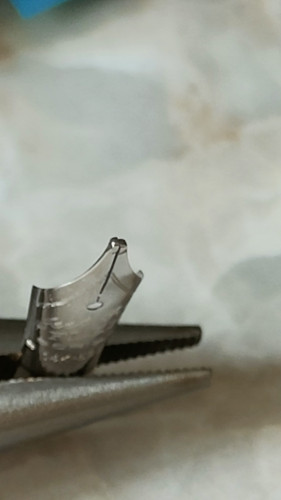 IMG20230917092855.jpg (1.16 MiB) Visto 1585 volte Il mio pennino Scribo, la pinza non lo stringe, lo tiene solo in posizione. Mai usato, ho solo provato a farlo scrivere ma è stato impossibile...