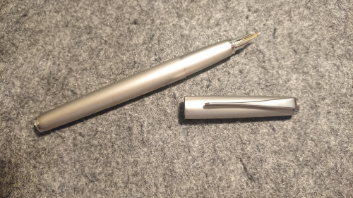 DSC_2625.JPG (2.54 MiB) Visto 1079 volte Lamy Studio Palladium con pennino in oro