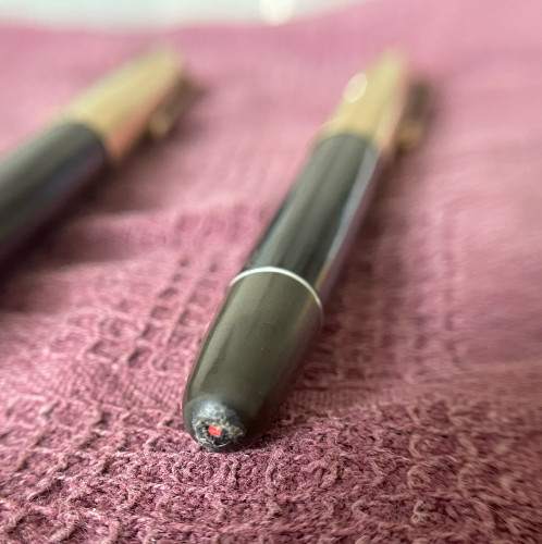 IMG_4807.jpg (986.41 KiB) Visto 785 volte Il fondello di questa è così, è leggermente più stretto sul fondo di quello più conosciuto.