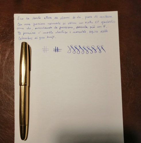 IMG_20240805_195434_edit_31104603039524.jpg (1.6 MiB) Visto 2379 volte Il pennino è semicarenaro, in oro 14 carati, elastico e dal tratto extrafine. Tutte caratteristiche tipiche delle Columbus degli anni 60, che adoro.