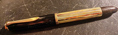 IMG_20241111_194546.jpg (4.35 MiB) Visto 2987 volte una penna che uso comunemente, quindi è un po' logora ma ha una strana livrea "intermedia" fra verde e tartaruga, e mi piace da matti.