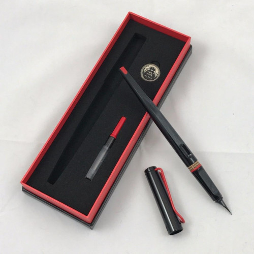 star-wars-darth-vader-fountain-pen_1_e0ca2cd7d37015e0d4db5383fbe0895b.jpg (77.12 KiB) Visto 3586 volte Lamy Joy Darth Vader