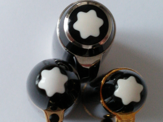 A sinistra il cappuccio dell'evidenziatore 166 Le Grand (si noti il puntino sul bordo superiore della clip), a destra quello della "145T", sopra quello della Boheme