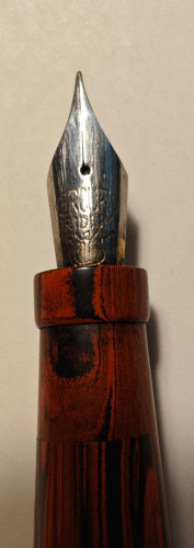 Omas_Stilofoto_Ebanite_fiammata_dett_pennino.jpg (1.3 MiB) Visto 5225 volte Omas stiloforo ebanite fiammata pennino