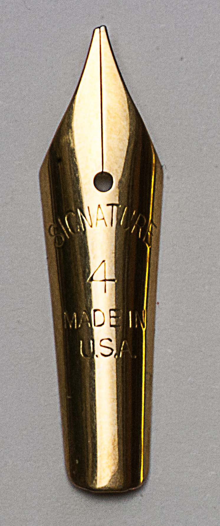 Signature in veste left-footed oblique.jpg