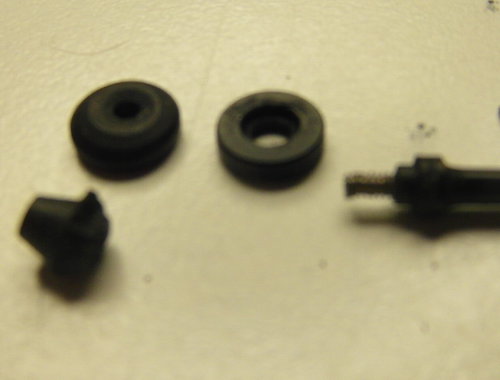 SAM_9395.JPG (258 KiB) Visto 2826 volte da sx a dx: vite, rondella svasata con foro eccentrico, rondella Wahl, alberino