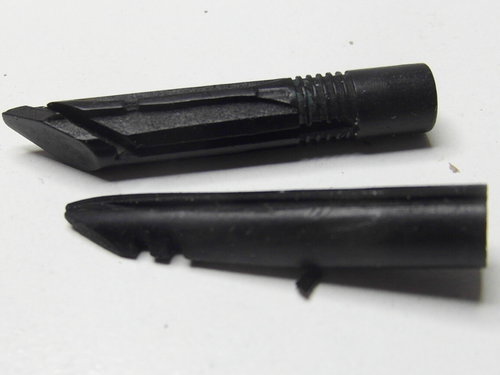 SAM_9397.JPG (202.16 KiB) Visto 2826 volte Alimentatore; in alto il suo (o meglio il mio !) e in basso quello che ci ho trovato