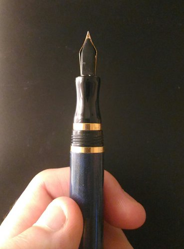 Dettaglio Pennino retro.jpg (860.57 KiB) Visto 1163 volte Dettaglio del retro del pennino, non rigato, come mi è quasi sempre capitato di trovarlo