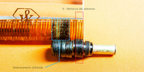 La celluloide è maggiormente alterata proprio in corrispondenza del pacchetto di guarnizioni. Prima della pulizia questa zona era completamente annerita dai depositi di inchiostro, che ancora si intravedono