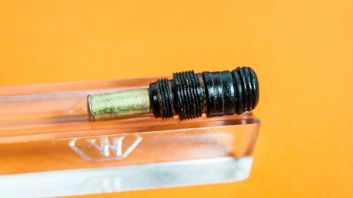 2-_MG_0091.jpg (151.4 KiB) Visto 16586 volte Ritengo che originariamente le parti in celluloide fossero unite tra loro e si presentassero così.