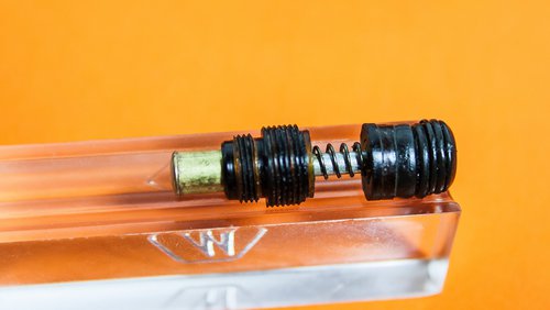 3-_MG_0089.jpg (168.73 KiB) Visto 16586 volte Così è come l'ho trovato appena rimosso dalla sua sede. La molla è ancora efficiente, benché leggermente ossidata.