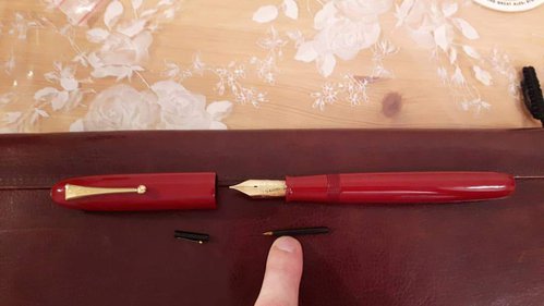 FB_IMG_1480319307123.jpg (36.97 KiB) Visto 2200 volte The Namiki Emperor next to the world's smallest fountain pen, a Waterman doll pen. Yes, both will be reviewed, children :-).