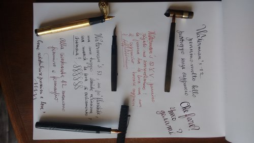 watermans 1.jpg (1.5 MiB) Visto 1630 volte Queste sono le più vecchie: in alto una 12 eyedropper col pennino fantasticamente flessibile, ma il cappuccio dimezzato; la seconda è una 52 1/2V che ha la sua leva di caricamento ma nessun cappuccio e un pennino rigido e standard; la terza è una 52 dal pennino molleggiato e un'ottima ebanite, ma purtroppo senza leva di caricamento. Alla rientrante, invece, oltre al pennino (quello che ha è spuntato) manca il fermaglio (e andrebbe restaurata... brividi).