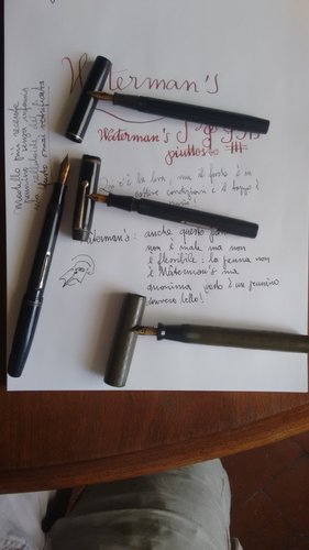 watermans 2.jpg (1.62 MiB) Visto 1630 volte La prima penna ha un bel pennino e il fusto e il tappo sono originali! purtroppo, manca la levetta. La seconda ha la leva ma un pennino che non suscita emozioni e il tappo è spurio. La terza ha un bel pennino rigido, ma la penna non è waterman's. Sul lato, invece, la penna viola soffre di celluloide cristallizzata, è un modello inutile degli anni Cinquanta con un pennino meh, ma ha levetta e cappuccio