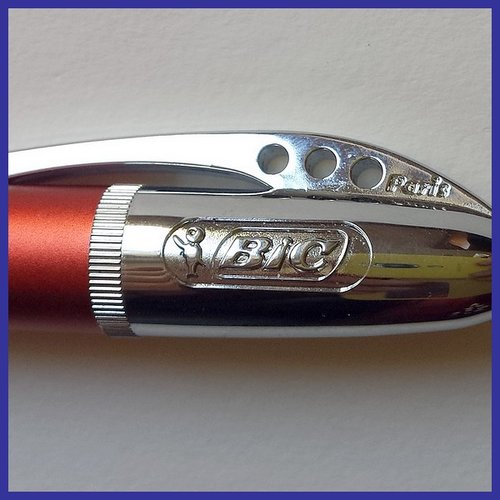 03.jpg (76.51 KiB) Visto 3798 volte particolare del cappuccio: la clip coi tre forellini e la scritta Paris sul fronte