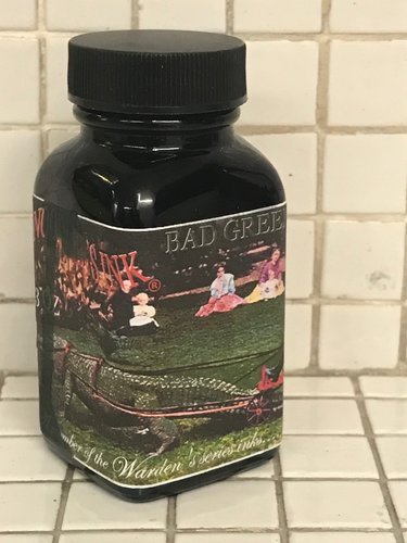 IMG_6623.jpg (1.07 MiB) Visto 2463 volte Calamaio da 3oz, circa 88,7ml pieno fino all'orlo (caratteristica comune a tutti i calamai Noodler's)