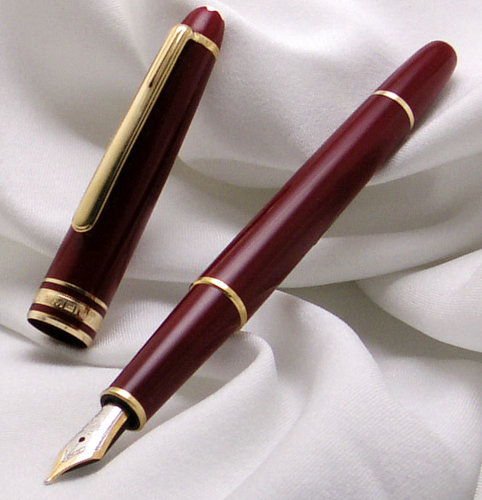 Montblanc_144_Bordeaux.JPG (91.48 KiB) Visto 1855 volte Questa SI é MB 144 messa bene!!!