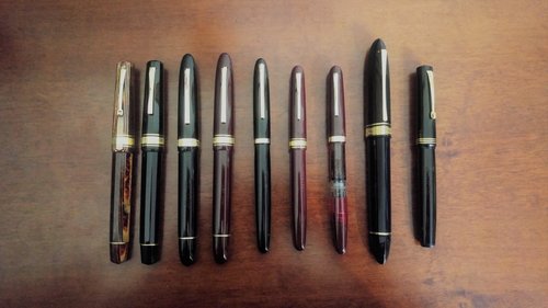 20181124_171735 (2).jpg (2.55 MiB) Visto 3729 volte Da sinistra: Paragon Arco Brown, Paragon Nera, Ogiva Nera, Extra 557/S Bordò, 556/S Nera, Extra 555/S, 630, 360 Magnum Blu Scura, Lucens Piccola Nera