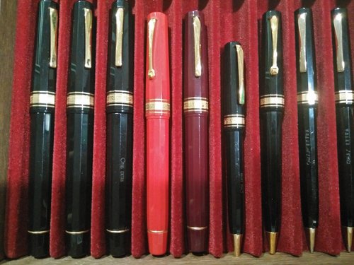 IMG_20190309_174757.jpg (4.06 MiB) Visto 4915 volte Queste se non sbaglio appartengono alla "Collezione Arte Italiana" ma non capisco più cose.<br />1) Non capisco la differenza di dimensione per esempio delle prime stilografiche a sinistra nere con la rossa o la bordeaux.<br />2) La Clip che è diversa nei vari modelli <br />3) La sfera al centro che è più corta delle altre.