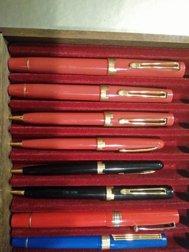 IMG_20190309_175015.jpg (4.52 MiB) Visto 4915 volte Queste invece sono le Jerusalem. Di queste mi tornerebbe tutto tra i vari modelli, tranne la stilografica alla sinistra che è più grande, alla quale non riesco a dare un nome.