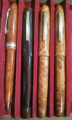 A parte la prima che è una sfera dell'A.M.87 , le altre tre appartengono alla collezione dei legni pregiati del 1992. Purtroppo due mi sono state rubate ed adesso ho tre penne e 5 scatole, solo che non so associare il tipo di legno alla penna, potete aiutarmi per piacere?