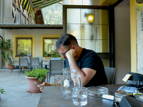 Il pensatore, mio figlio fuori l'albergo mentre prendevamo un caffè