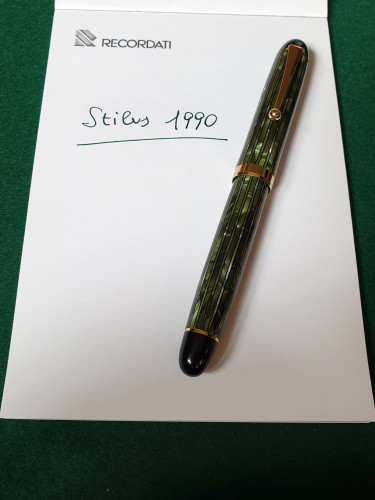 Stilus celluloide verde rigata 1990.jpg (3.6 MiB) Visto 5079 volte Stilus 1990