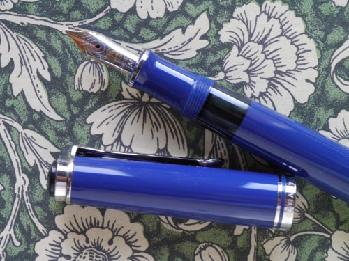 P1190109-3 Pelikan M605 solid blue.jpg