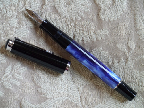 P1170143-3 Pelikan M205 Blue.jpg