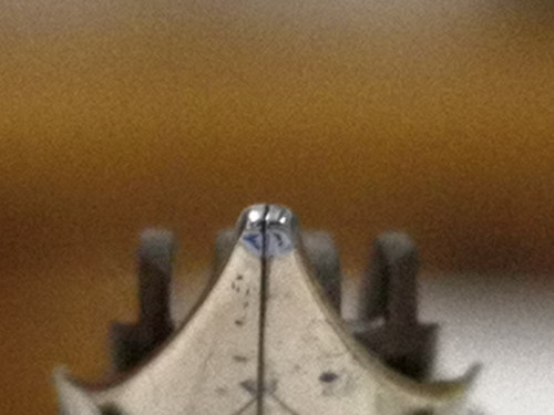 IMG_20210528_220319.jpg (1.06 MiB) Visto 1783 volte I rebbi che ho cercato di fotografare come riportato nel Wiki, ossia indicativamente con l'inclinazione usata per scrivere. Anche qui si nota che pennino e alimentatore non sono perfettamente allineati.