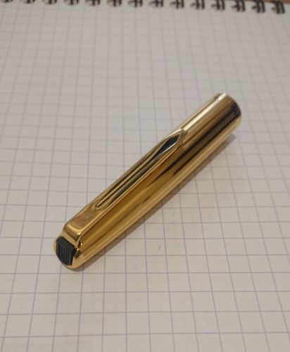 L'apice del cappuccio non ha la vite stondata ma un tappino in gomma