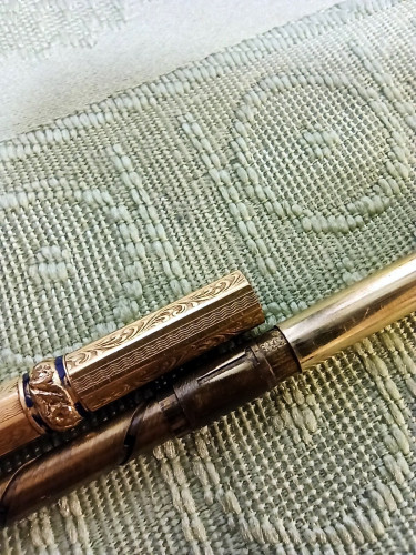 IMG_20211110_172810.jpg (500.74 KiB) Visto 1512 volte Primo portamine: é presente un piccolo cilindro, credo utile a limitare l'oscillazione tra il meccanismo interno (quando esteso) e il "guscio" della matita.