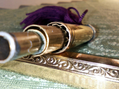 IMG_20211110_172936.jpg (281.52 KiB) Visto 1512 volte ...sotto i quali si nasconde una lamina ondulata che immagino serva a mantenere in asse il meccanismo interno