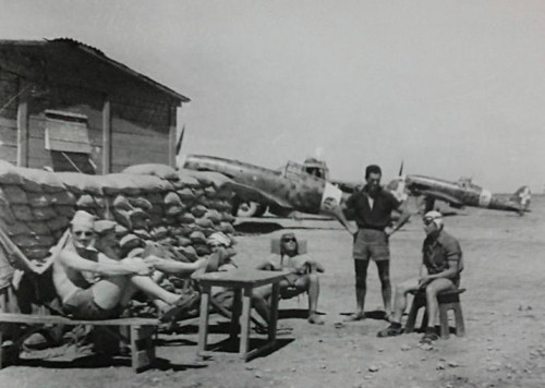 Martuba (Nord Africa) 1942, piloti del 6° gruppo a riposo fra un'azione e l'altra. Da sinistra: Baschirotto, Civetta, Sparapani, Bordin, Stabile e Bartesaghi.