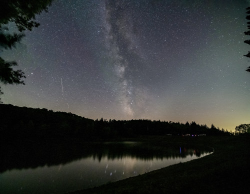 Il Lago dell’Aina a Londa (FI). La luce verde che si vede in cielo è il cosiddetto Airglow, la naturale luminescenza dell’atmosfera dovuta alla ionizzazione degli atomi di ossigeno e azoto ad opera del Sole durante il giorno. Difficilissimo da fotografare, è indice di cielo veramente scuro e poco inquinato da luci artificiali.