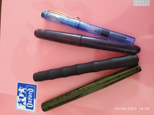 Dal basso verso l'alto : Modello 4S in ebanite premium Green Ripple; Bamboo in ebanite Bakul Black; Samurai in ebanite premium Blue/Orange; penna in omaggio simil Safari/Preppy .