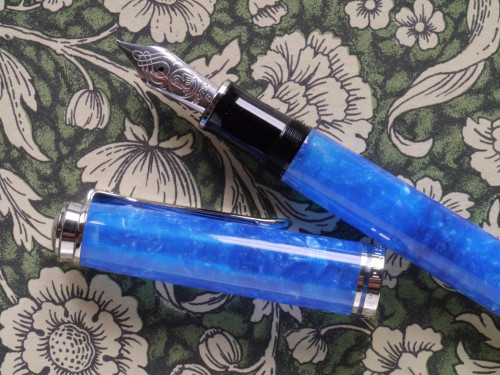 P1190186-3 Pelikan M805 Vibrant Blue.jpg