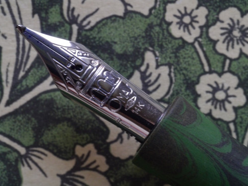 P1190523-3 Ranga 8B green ripple Omas Portico nib.JPG