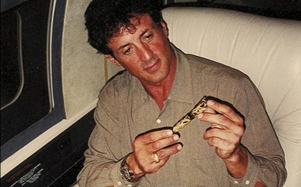Stallone in limo mentre rimira la sua Dragon