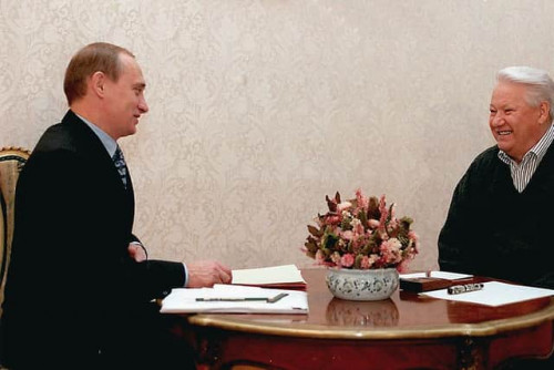 Eltsin e Putin - si nota la Dragon appoggiata sul tavolo davanti a Eltsin
