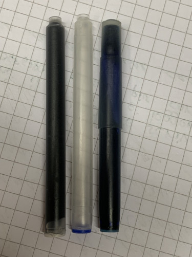 IMG_2607.jpeg (234.96 KiB) Visto 8667 volte Cartucce Pelikan (nera), Waterman moderna (vuota), CF quella blu a dx