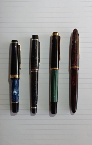 Da sinistra a destra: Sailor Progear Slim Mini Rencontre Terre, Pilot Legance 89s, Pelikan M400 Old Style, Fratelli Pecco Stilus 950