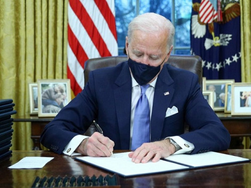 joe_biden_signs_executive_order.jpg