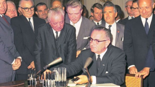 lyndon-johnson-signs-civil-rights-act-of-1964.jpg